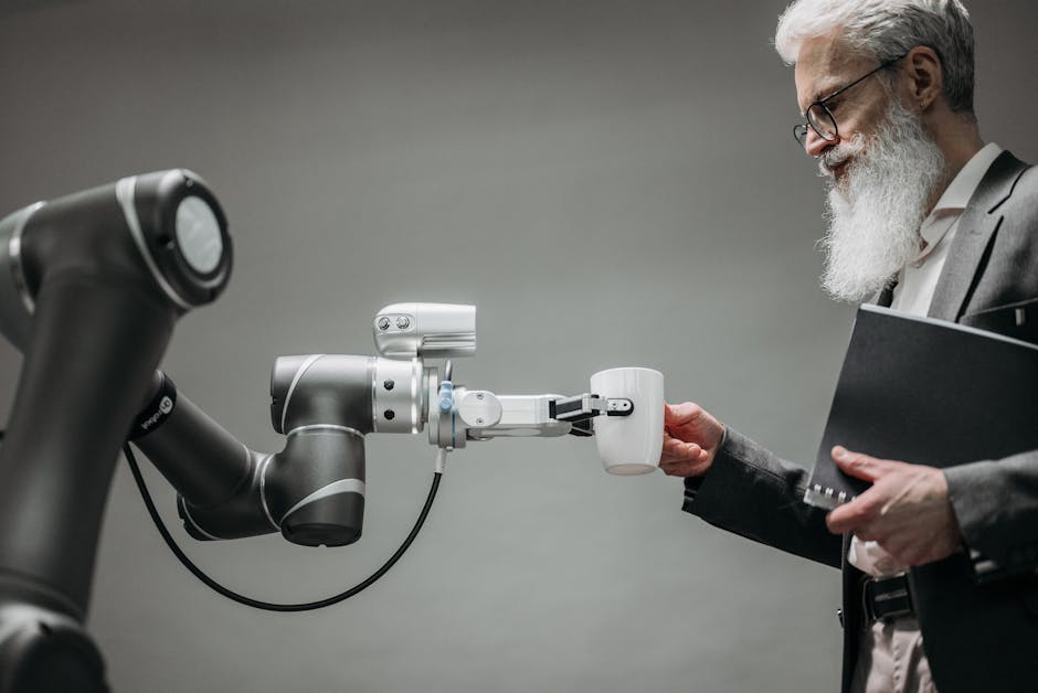 Stariji muškarac prima šalicu od robotske ruke